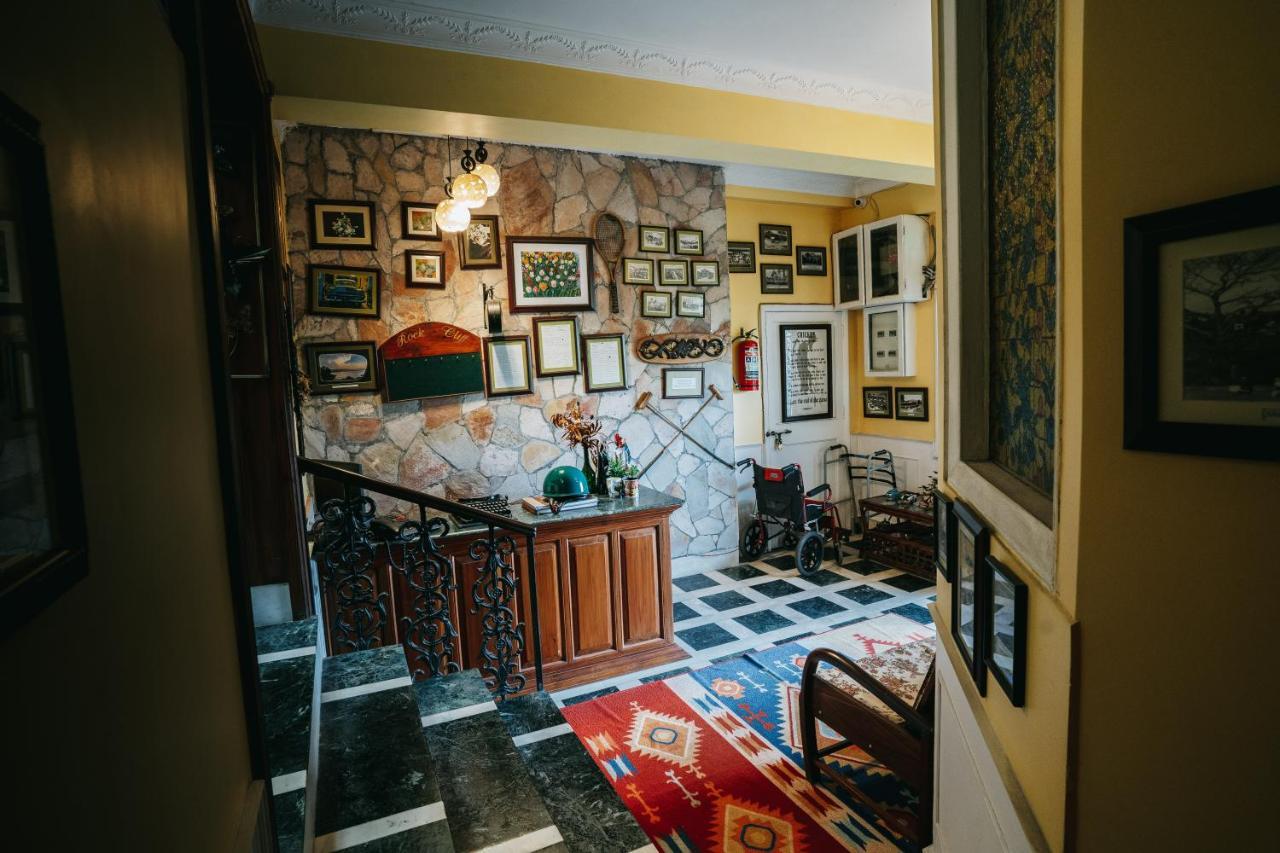 Rock Cliff Home Stay 실롱 외부 사진
