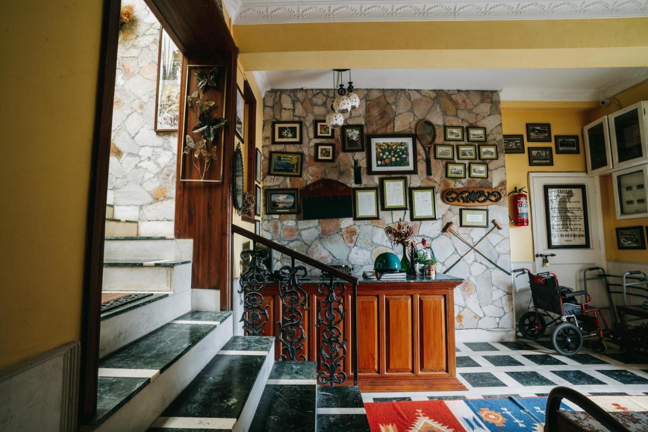 Rock Cliff Home Stay 실롱 외부 사진
