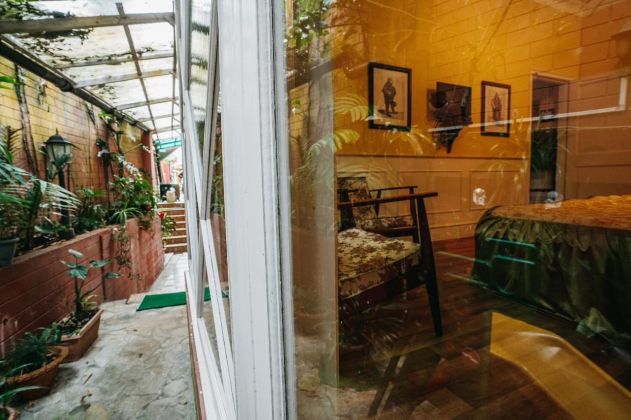 Rock Cliff Home Stay 실롱 외부 사진