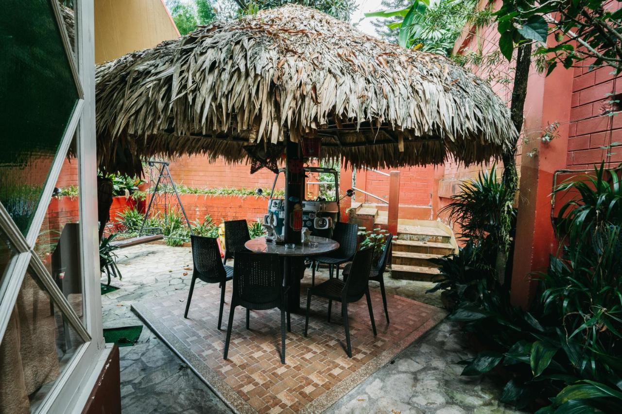 Rock Cliff Home Stay 실롱 외부 사진