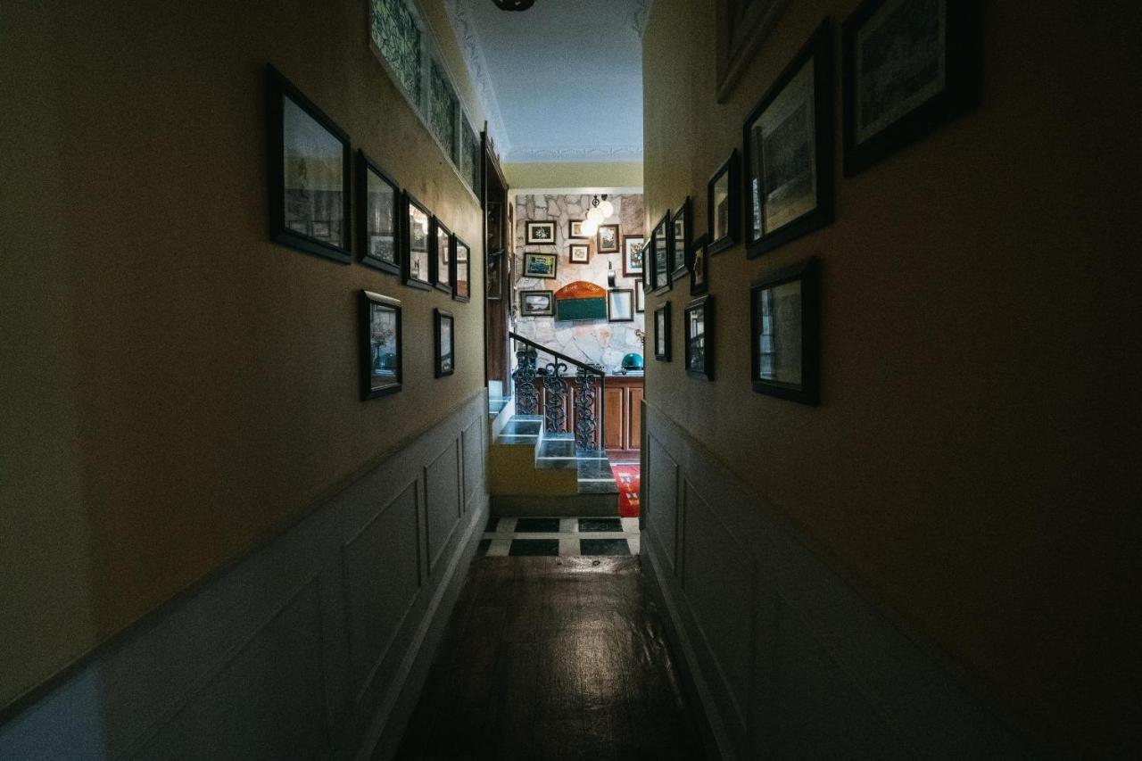 Rock Cliff Home Stay 실롱 외부 사진