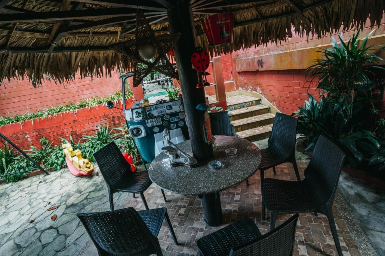 Rock Cliff Home Stay 실롱 외부 사진